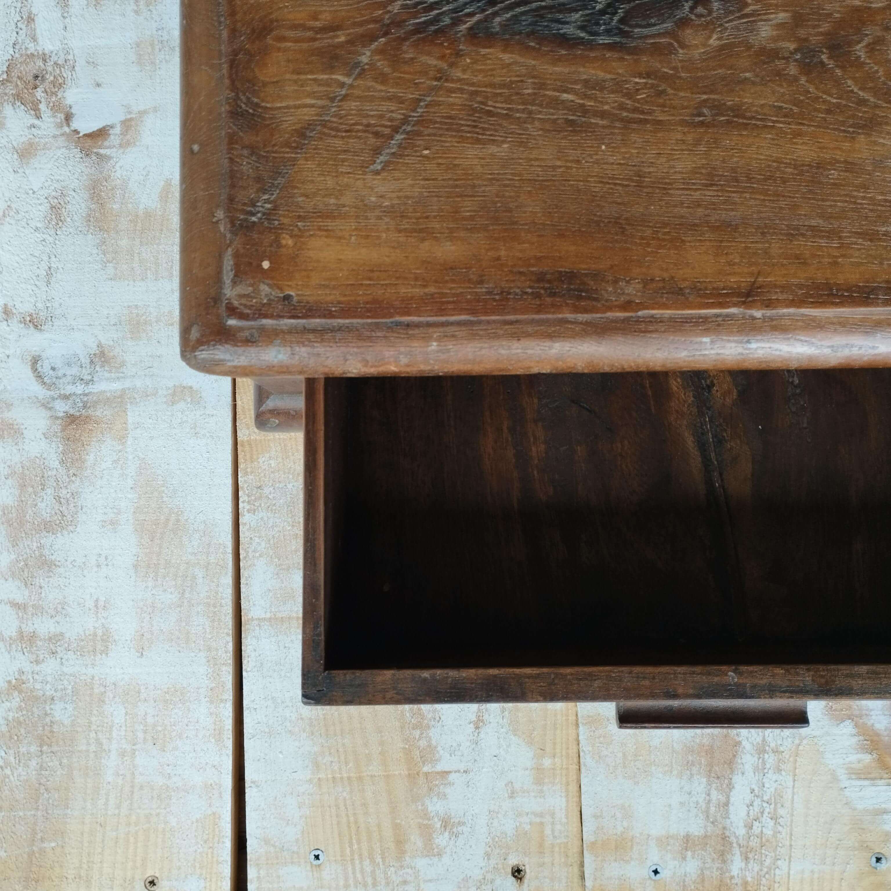 RAW MATERIALS® Mesa baja con gaveta en madera de teca. Pieza